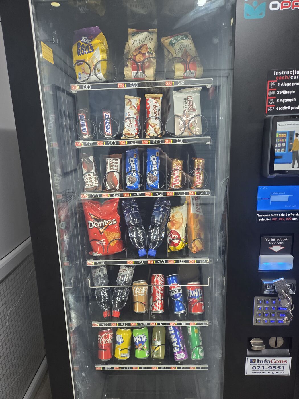 Automatul cu snacks și băuturi reci