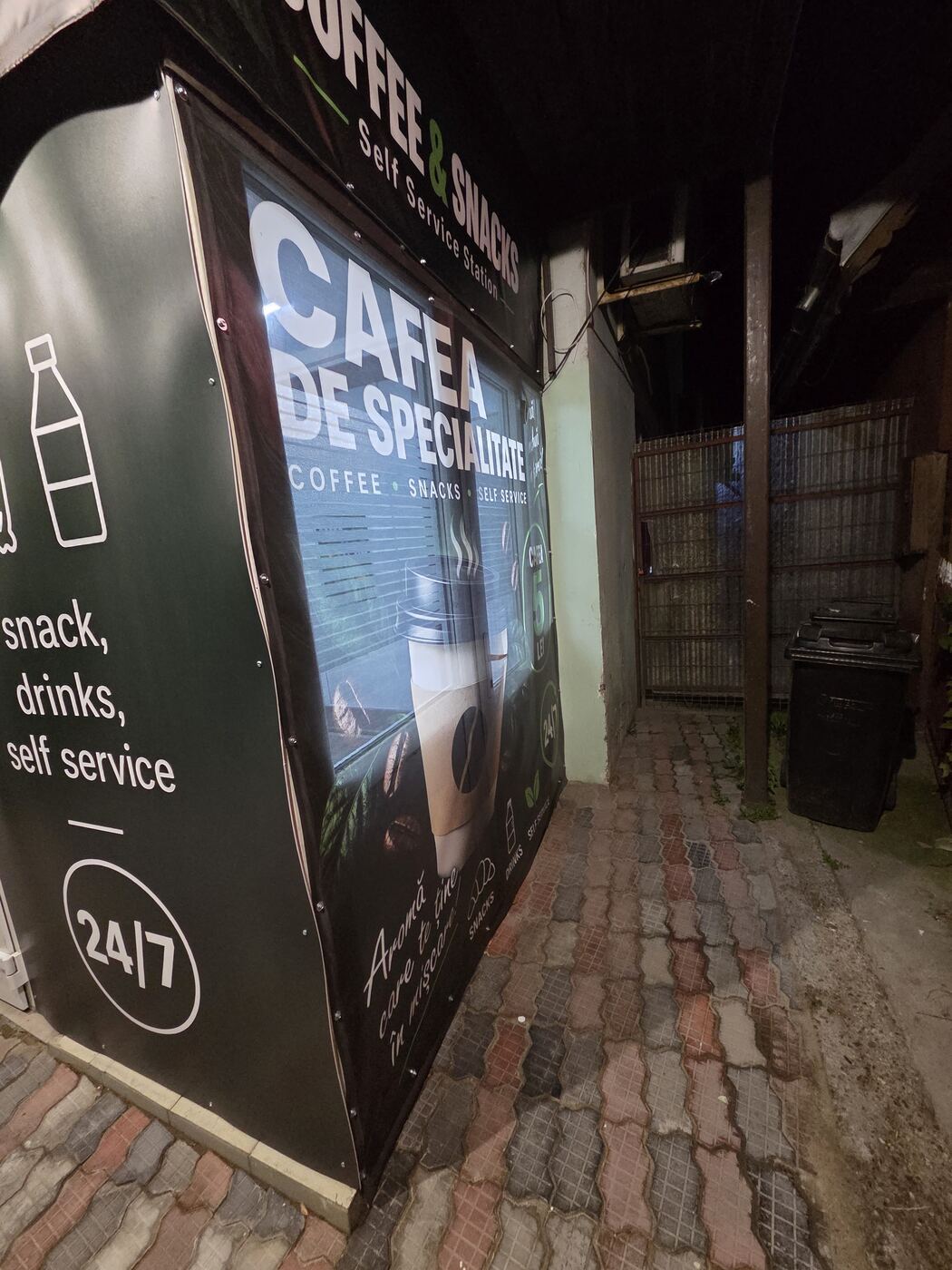 Bannerul Cafea de specialitate de pe fațada stației